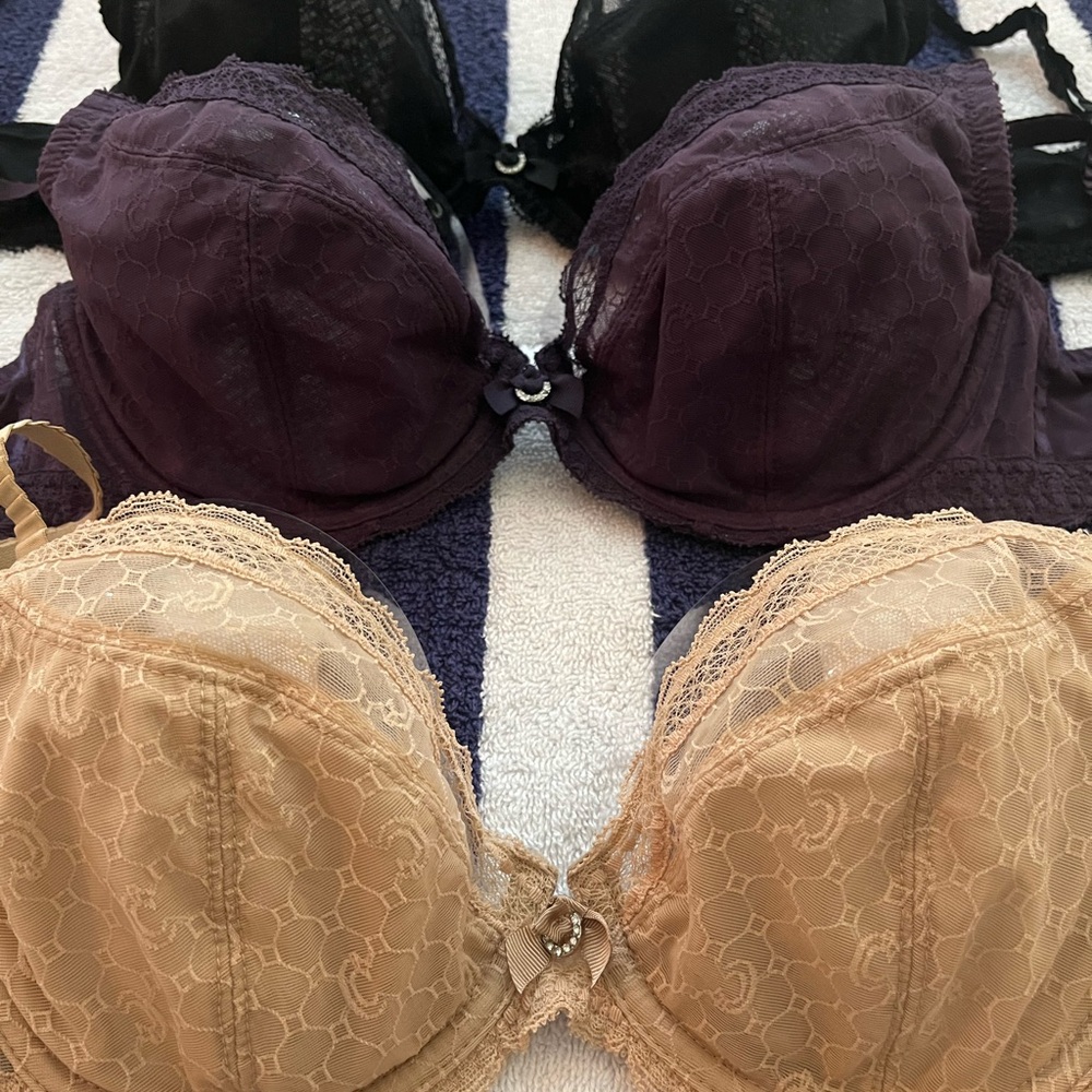 EUC - 3 Chantelle “C” logo Bras.